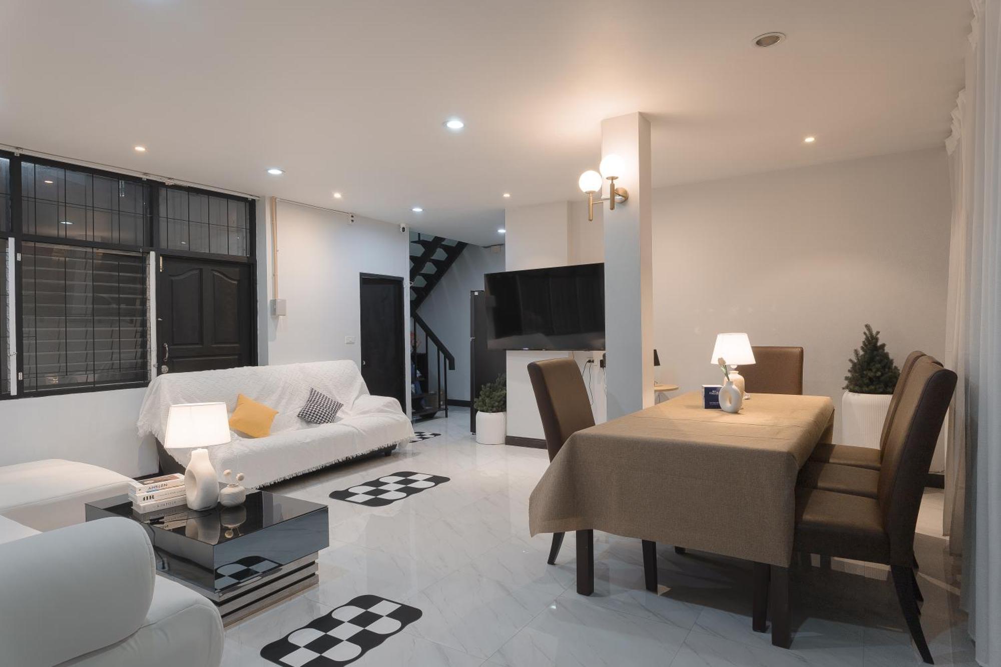 Casa de férias Single House 5br Parking And Kitchen In Sukhumvit49-1 Bangkok